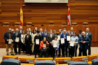 El presidente de la Junta y Carlos Pollán posan junto a los galardonados durante el acto institucional del 41 aniversario del Estatuto de Autonomía de Castilla y León - Rubén Cacho (ICAL)