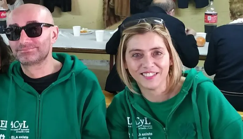 Lourdes Pérez Prieto, delegada de la Asociación ELA en Salamanca junto a su marido