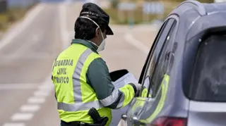 Un agente de la Guardia Civil durante un control de Tráfico