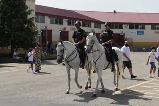 Patrulla a caballo de la Policía Nacional en Salamaq