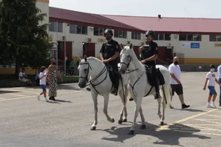 Patrulla a caballo de la Policía Nacional en Salamaq