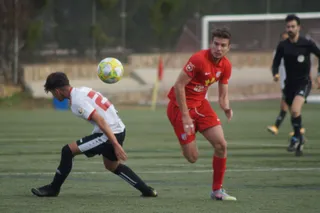 Chea supera a un rival en el partido de ida.