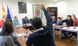 La oposición de Castellanos de Moriscos, contra la licitación de la limpieza del colegio