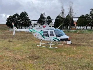El helicóptero que vigila el tendido eléctrico de Salamanca "descansa" al lado del Helmántico