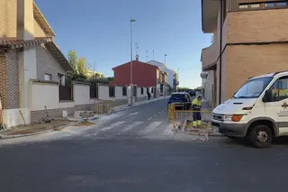 Operarios municipales del Ayuntamiento de Peñaranda están mejorando la accesibilidad junto a la calle Chamberí