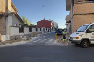 Operarios municipales del Ayuntamiento de Peñaranda están mejorando la accesibilidad junto a la calle Chamberí