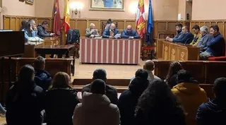 El alcalde de Ciudad Rodrigo recibe a los ganaderos de la zona y le muestra su apoyo ante las protestas agrarias. Foto @MarcosIglesias5