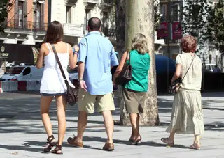 Familia paseando, paseo, verano, buen tiempo, calle