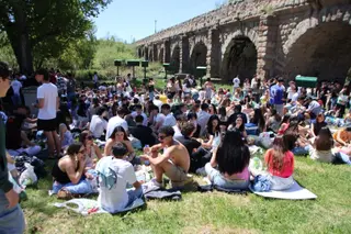 Jóvenes celebran el Lunes de Aguas junto al Puente Romano de Salamanca