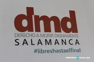 Mesa informativa de la asociación Derecho a Morir Dignamente