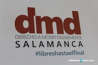 Mesa informativa de la asociación Derecho a Morir Dignamente