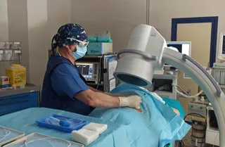 Enrique Ortega, jefe de la Unidad del Dolor en Valladolid en la zona de técnicas de la Unidad haciendo una radiofrecuencia a un paciente
