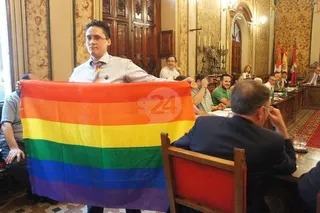 FECyLGTB+ y Chiguitxs LGTB+ Palencia condenan la retirada por la fuerza de la bandera LGTB+ de Aguilar de Campoo