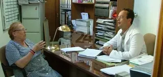 Médico de familia en una consulta