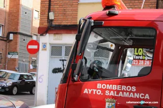 Bomberos en la calle de los Olmos (12)