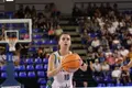 Inés Santibáñez se dispone a lanzar un tiro libre.