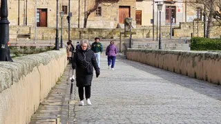 Gente paseando por el Puente Romano