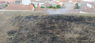 Los bomberos de Peñaranda intervienen en un incendio en una era de Macotera