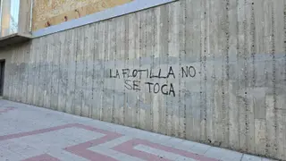 Realizan varias pintadas y ponen silicona en edificos públicos en protesta por Gaza
