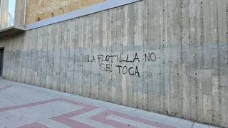 Realizan varias pintadas y ponen silicona en edificos públicos en protesta por Gaza