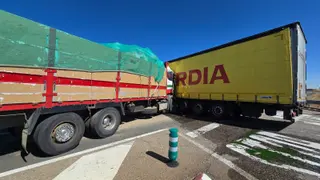 Accidente entre dos camiones en Robliza de Cojos | S24H