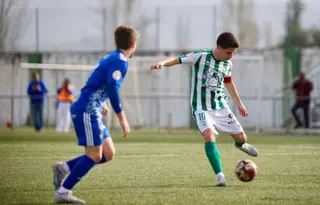 Cristóbal, ante el Covadonga | FOTO CD GUIJUELO