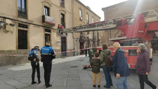 Desprendimiento de cascotes en una fachada de la plaza de Monterrey. Fotos Míkel Antúnez