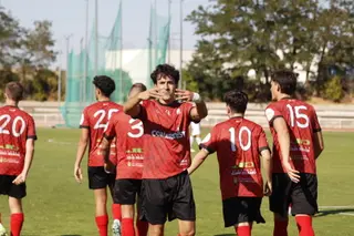 Los jugadores de La Cistérniga festejan un gol ante el Ribert.
