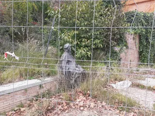 Estado de la estatua del poeta José Ledesma Criado en Salamanca
