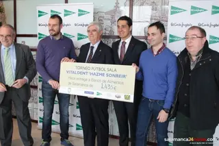 El CD Salamanca FS hace entrega de un cheque de casi 1.500 euros al Banco de Alimentos