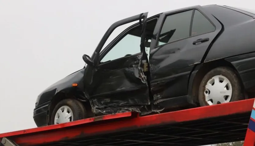 Uno de los coches sufrió una fuerte colisión en su lateral