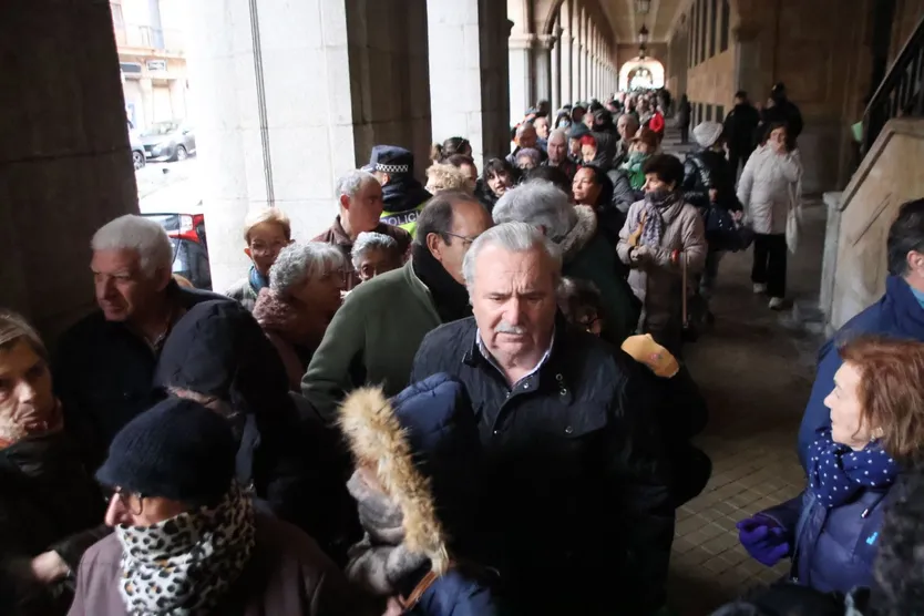 Largas colas por un paquete de lentejas y garbanzos en Gran Vía