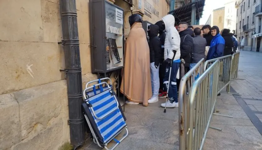 cola de entrada para coger las entradas del Unionistas Barcelona
