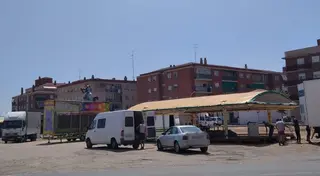 Instalación de carpas en la carretera de Naharros