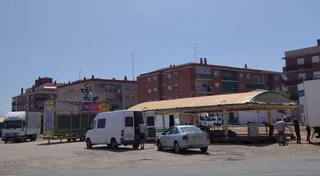 Instalación de carpas en la carretera de Naharros