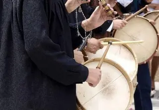 La tradición de El Perrero anima las calles el último día del año