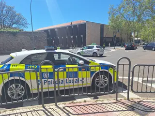 Da positivo en alcoholemia tras chocar contra un vehículo estacionado en el Paseo del Rollo
