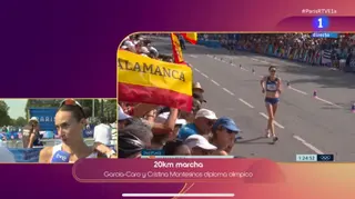 Bandera de España con el nombre de Salamanca en la final de los 20km marcha en los JJOO de París 2024