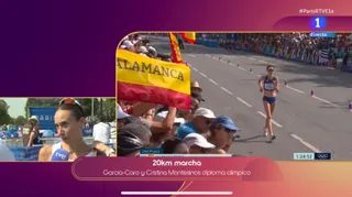 Bandera de España con el nombre de Salamanca en la final de los 20km marcha en los JJOO de París 2024