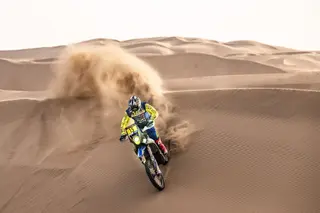 Santolino se defiende en un terreno similar al del Dakar en la tercera etapa del Rally de Marruecos