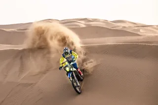 Santolino se defiende en un terreno similar al del Dakar en la tercera etapa del Rally de Marruecos