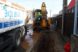 Un reventón de tubería en El Montalvo causa estragos durante la mañana de este domingo