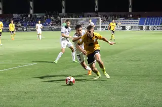 Planas trata de marcharse de un rival del Sestao River | FOTO ANDREA MATEOS