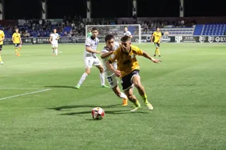 Planas trata de marcharse de un rival del Sestao River | FOTO ANDREA MATEOS