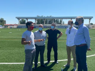 El concejal de Deportes y representantes de los clubes que usan las instalaciones comprueban sobre el terreno el avance de los trabajos | Foto: Ayto Salamanca
