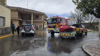 Movilizados los bomberos por una inundación en las calles de Miranda de Azán | Andrea Mateos