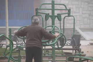 Señor mayor en el parque de la Alamedilla haciendo deporte en invierno con frío.