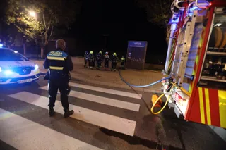 Incendio coche parking Reyes de España