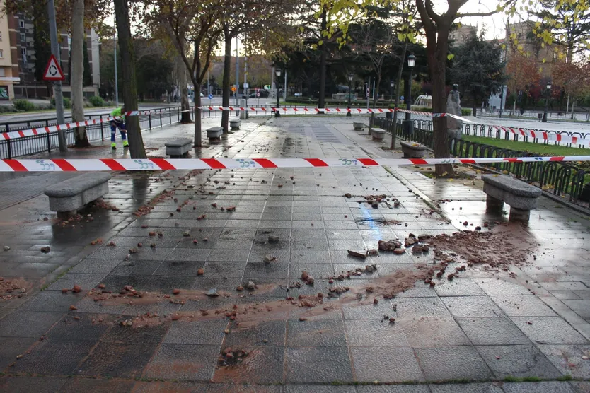 Reventón de agua en la glorieta de Santiago Martín