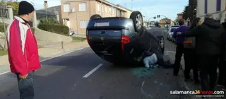 Una herida en el espectacular vuelco de un coche en Aldeatejada